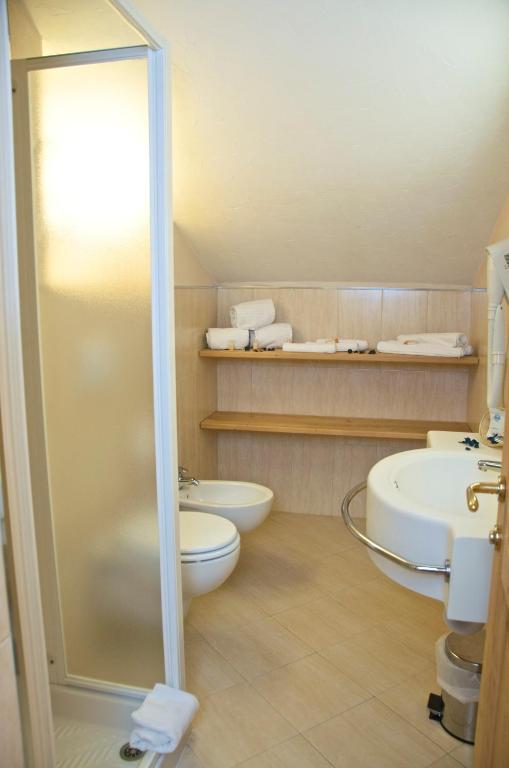 Camera Familiare Comfort (2 Adulti + 2 Bambini)