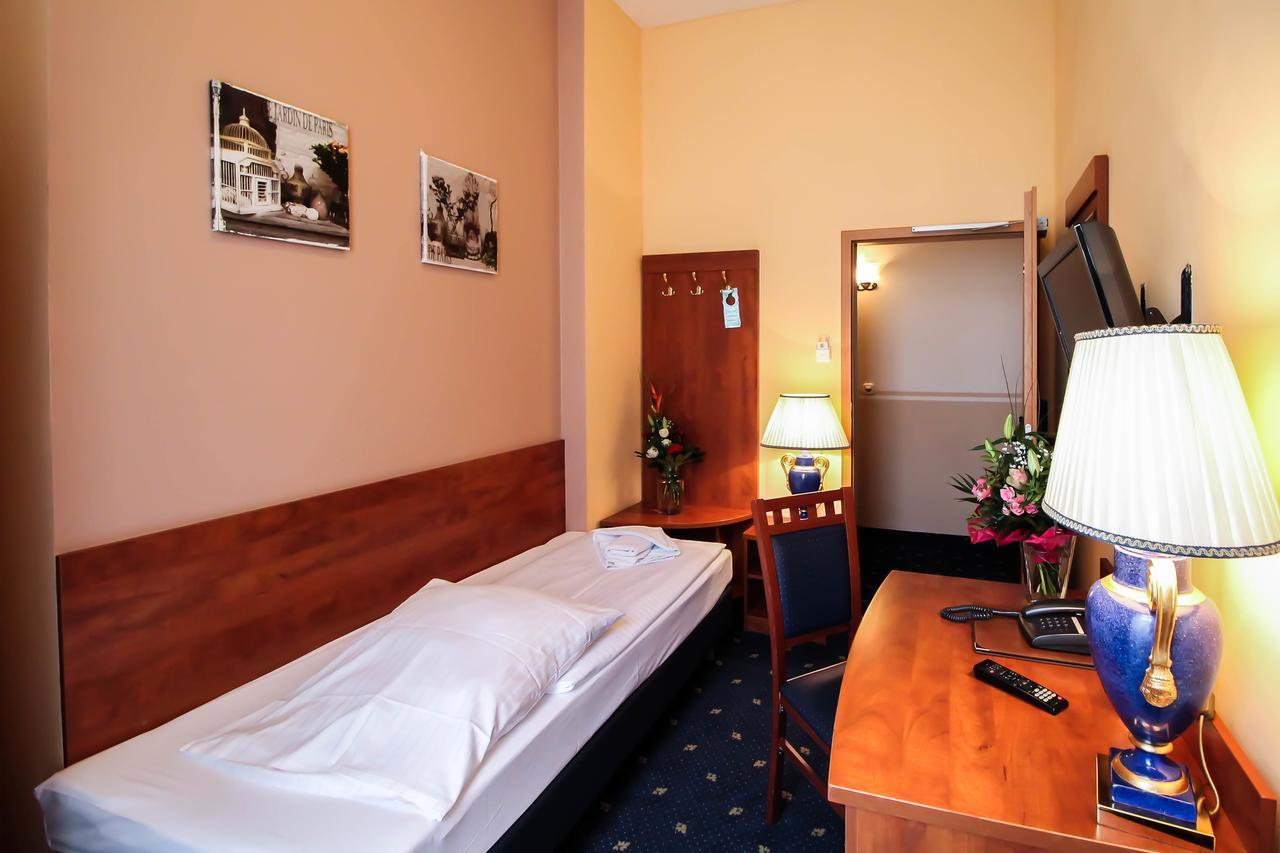 Single Room,630344193:JPEG