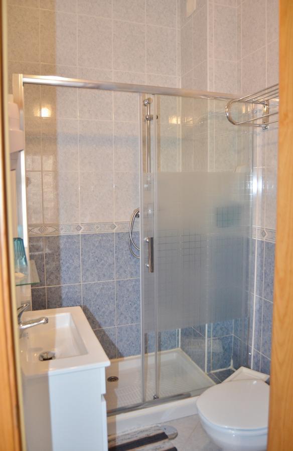 Family Room Private Bathroom B,630519333:JPEG