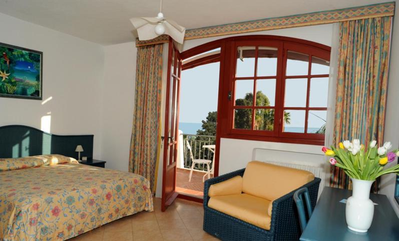 Camera Matrimoniale Deluxe con Balcone e Vista Mare