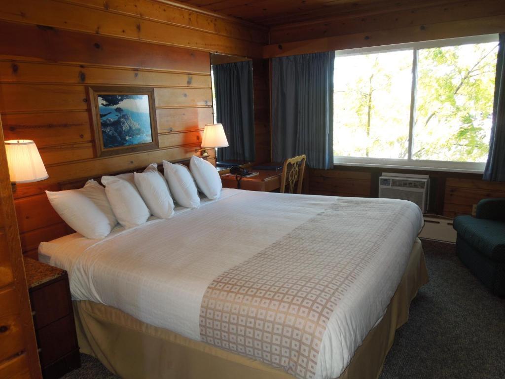 Queen Room - Waterfront
