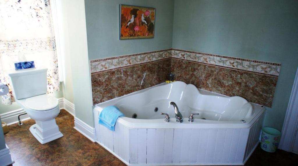 King Room Spa Bath