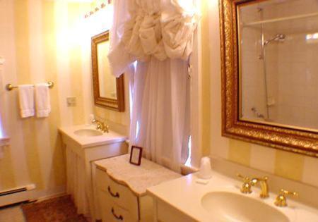 Deluxe Queen Room Fireplace