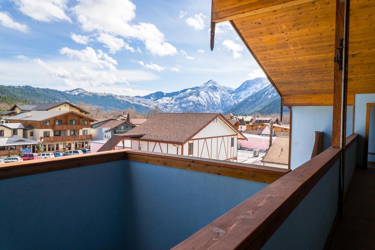 Dream Suites 1; Studio with Balcony (Located on Front Street in downtown Leavenworth, directly behind the Obertal Inn)