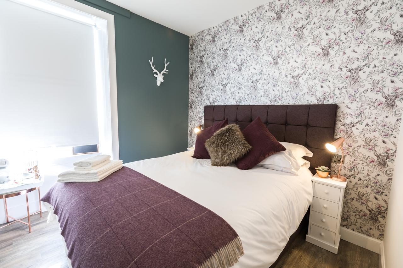 Deluxe Double Room Shower