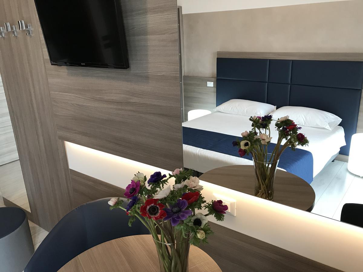 Comfort Room with Balcony and Lake View,633221982:JPEG