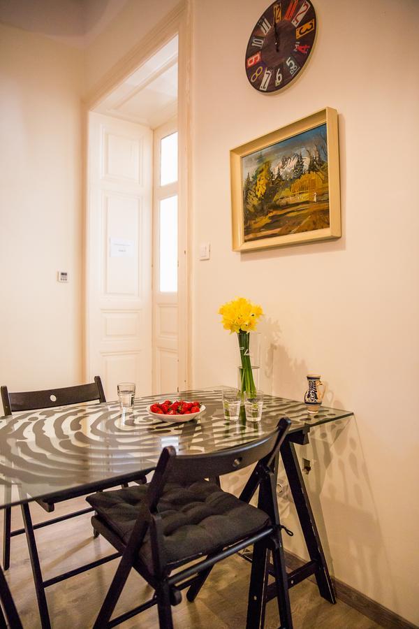 Quarto Duplo ou Twin Grande com Casa de Banho Partilhada.