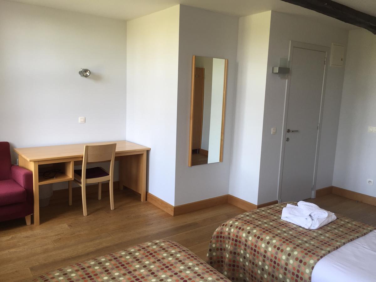 Tweepersoonskamer met 2 Aparte Bedden en Eigen Badkamer