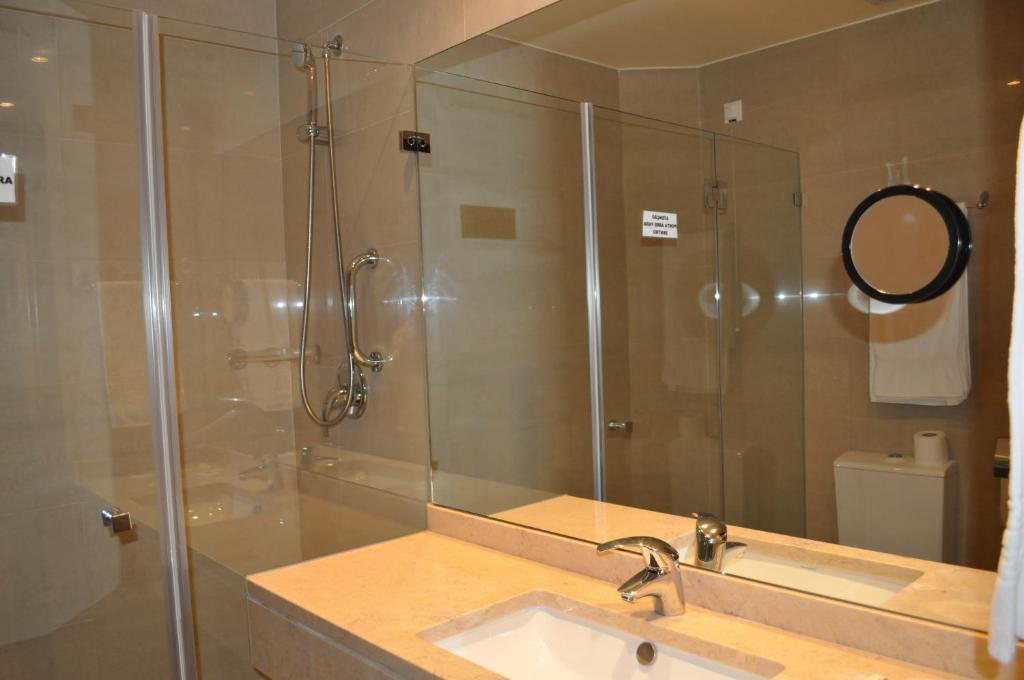 Quarto com 3 Camas Individuais e Varanda