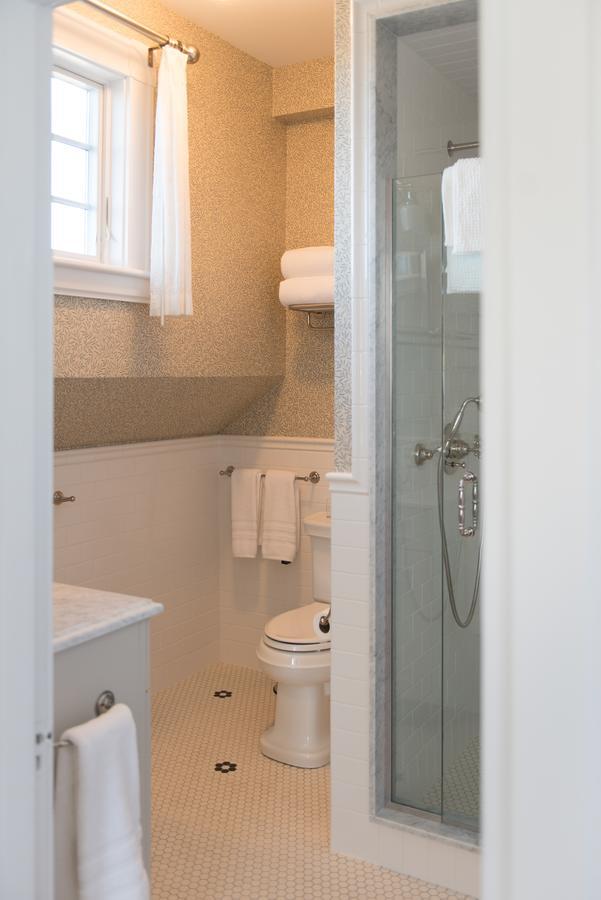 Deluxe Queen Suite