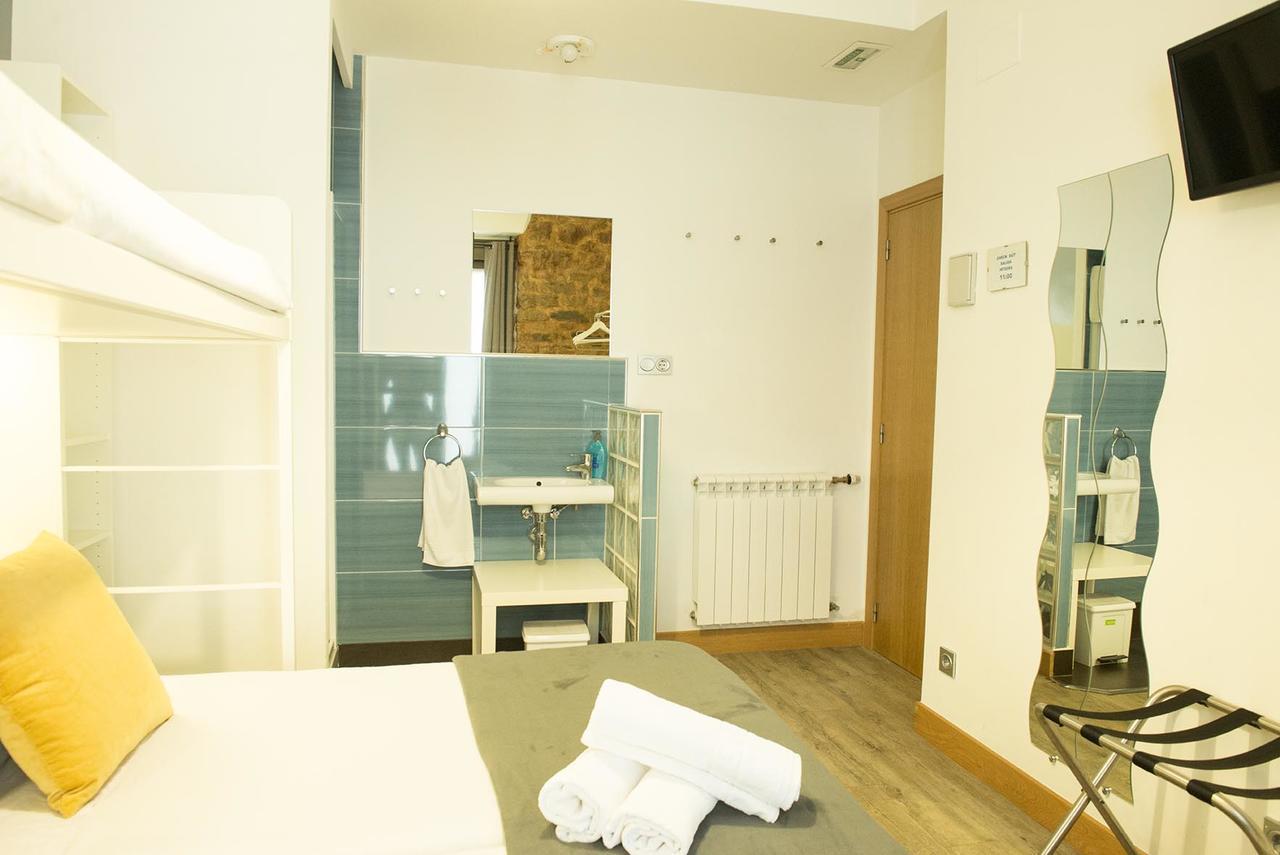 Deze driepersoonskamer heeft een gedeelde badkamer.