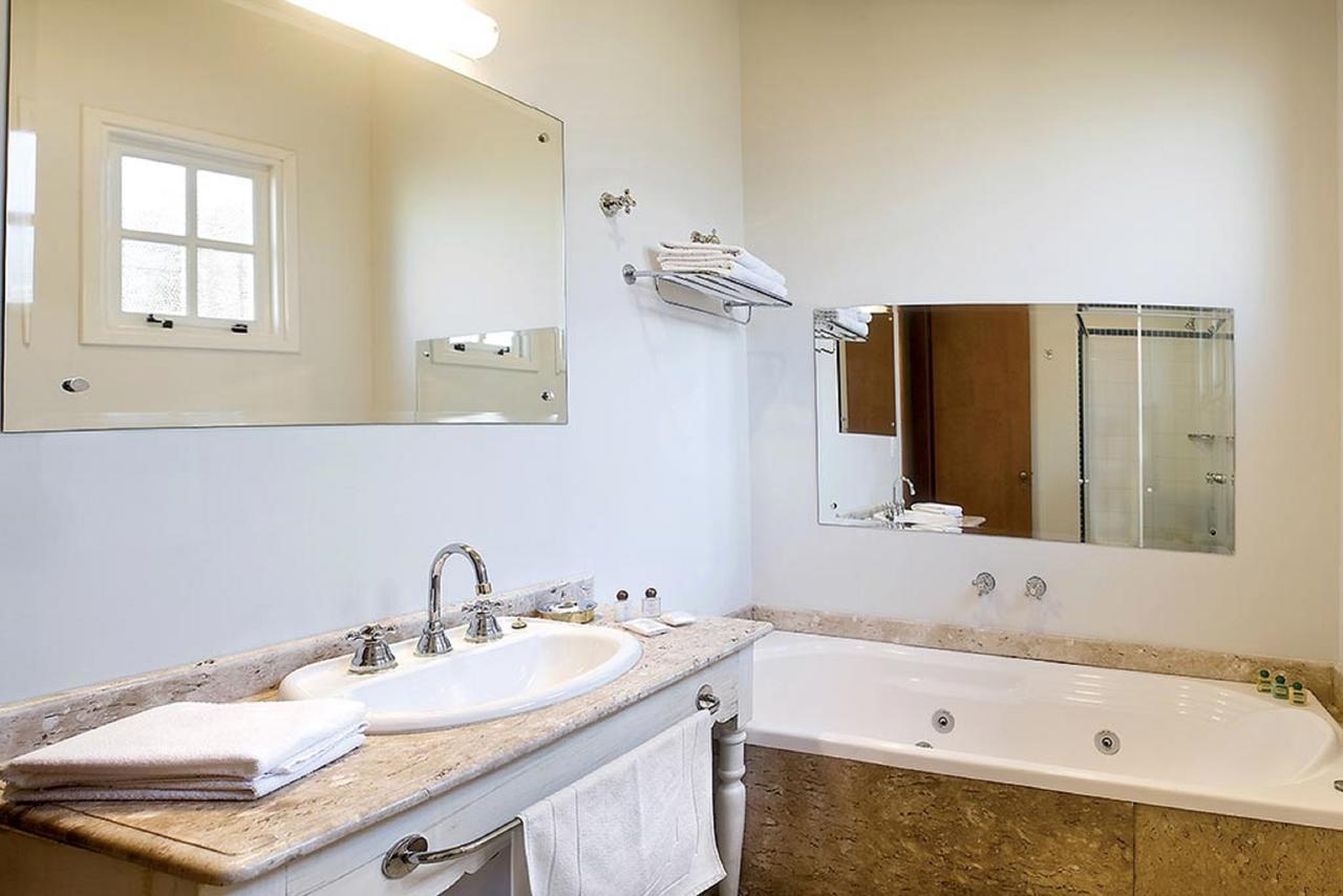 Deluxe Suite Spa Bath