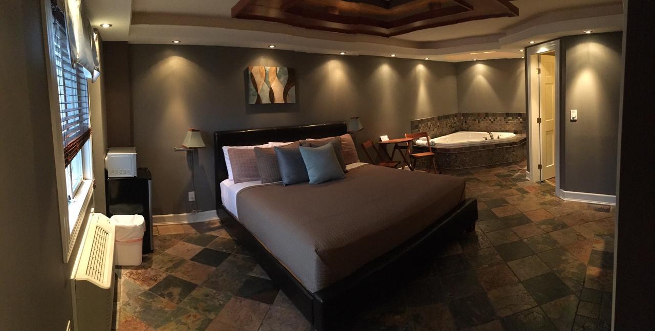 Suite Hot TubAll guests must be 21 years or older to this room