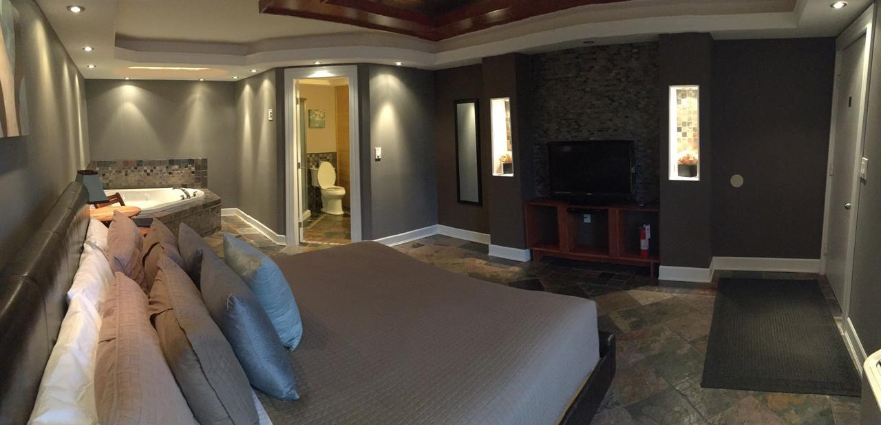 Suite Hot TubAll guests must be 21 years or older to this room