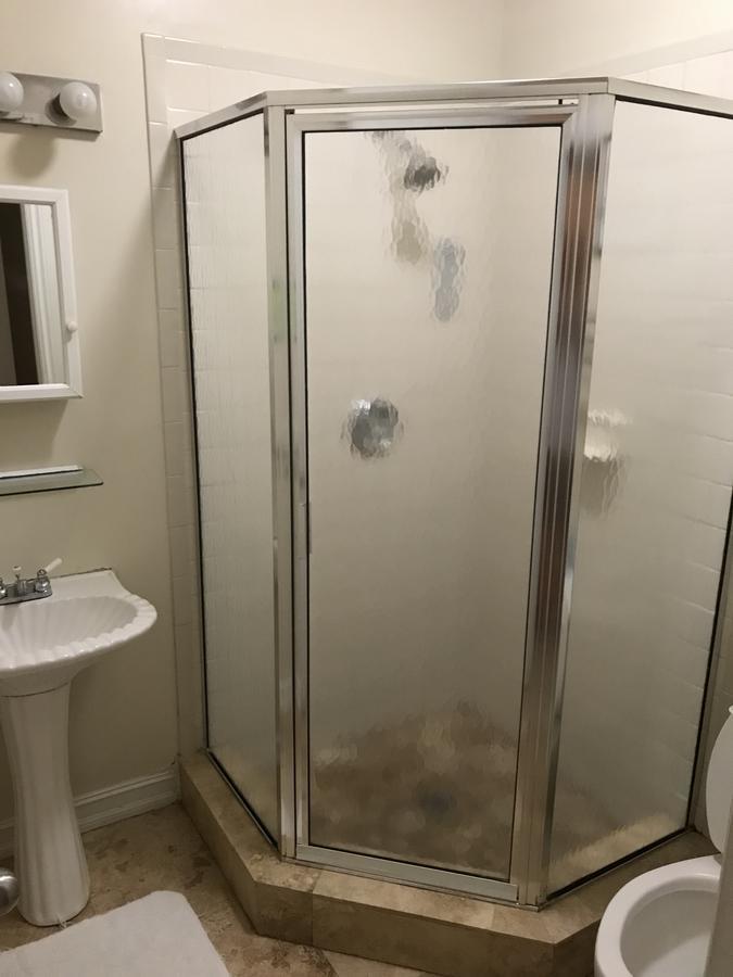 Room with Shared Bathroom 23B - Men Only