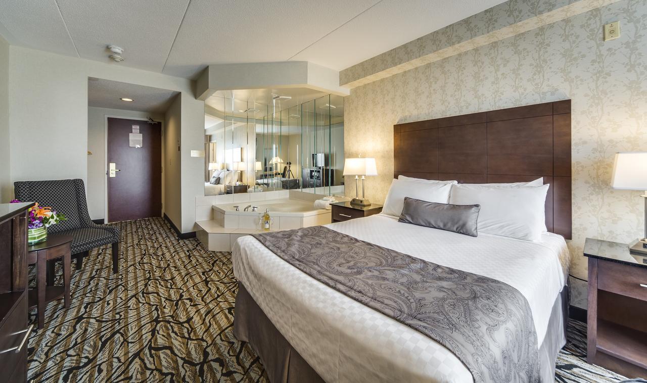 Queen Suite with Jetted Tub,642261381:JPEG