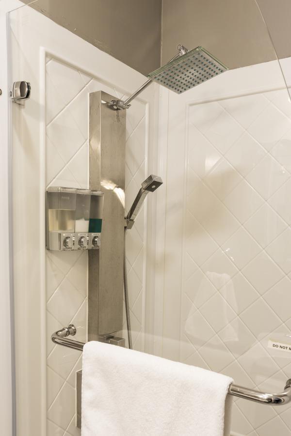 Deluxe Double Room Shower