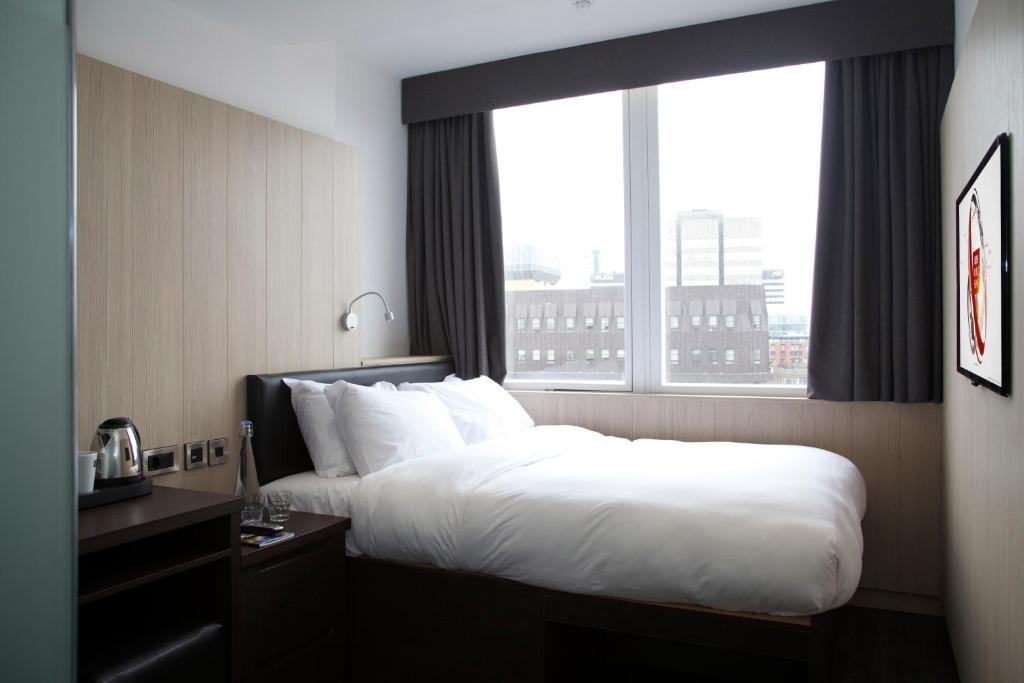 Habitación con cama grande