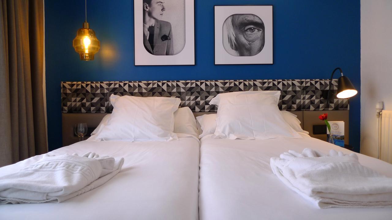 Zweibettzimmer mit Balkon und Poolblick