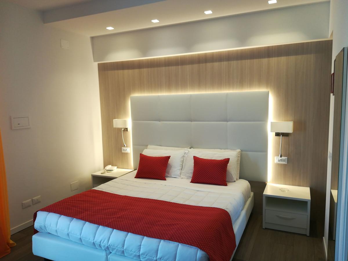Superior Double or Twin Room Lateral Sea View