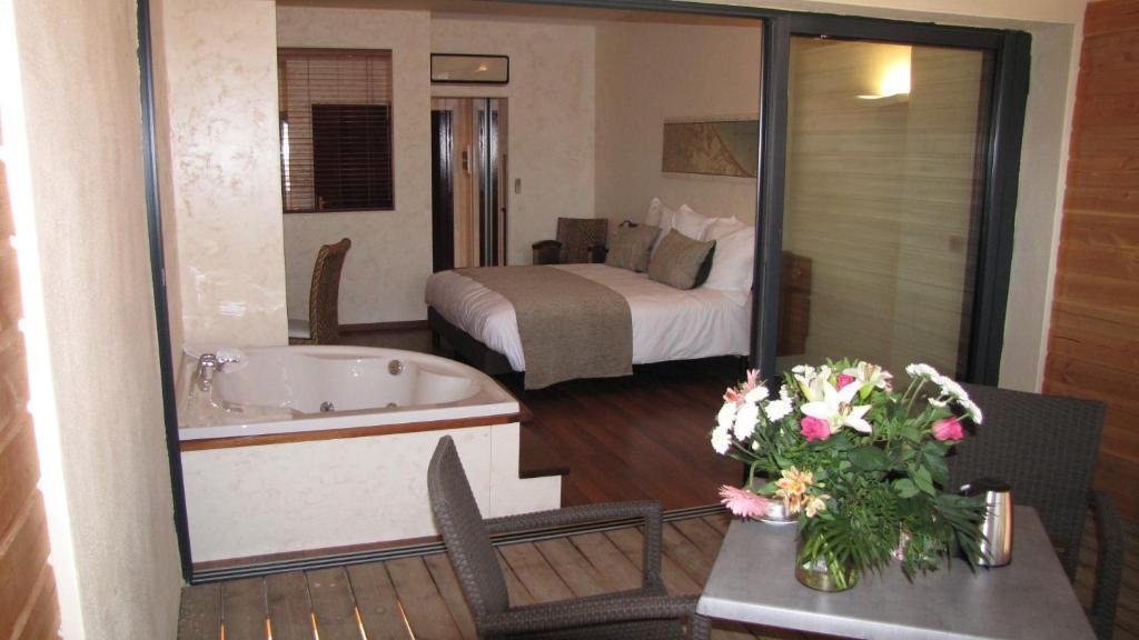 Suite Spa Bath Kitchenette