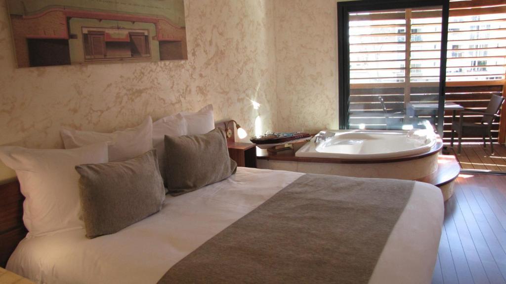 Suite Spa Bath Kitchenette