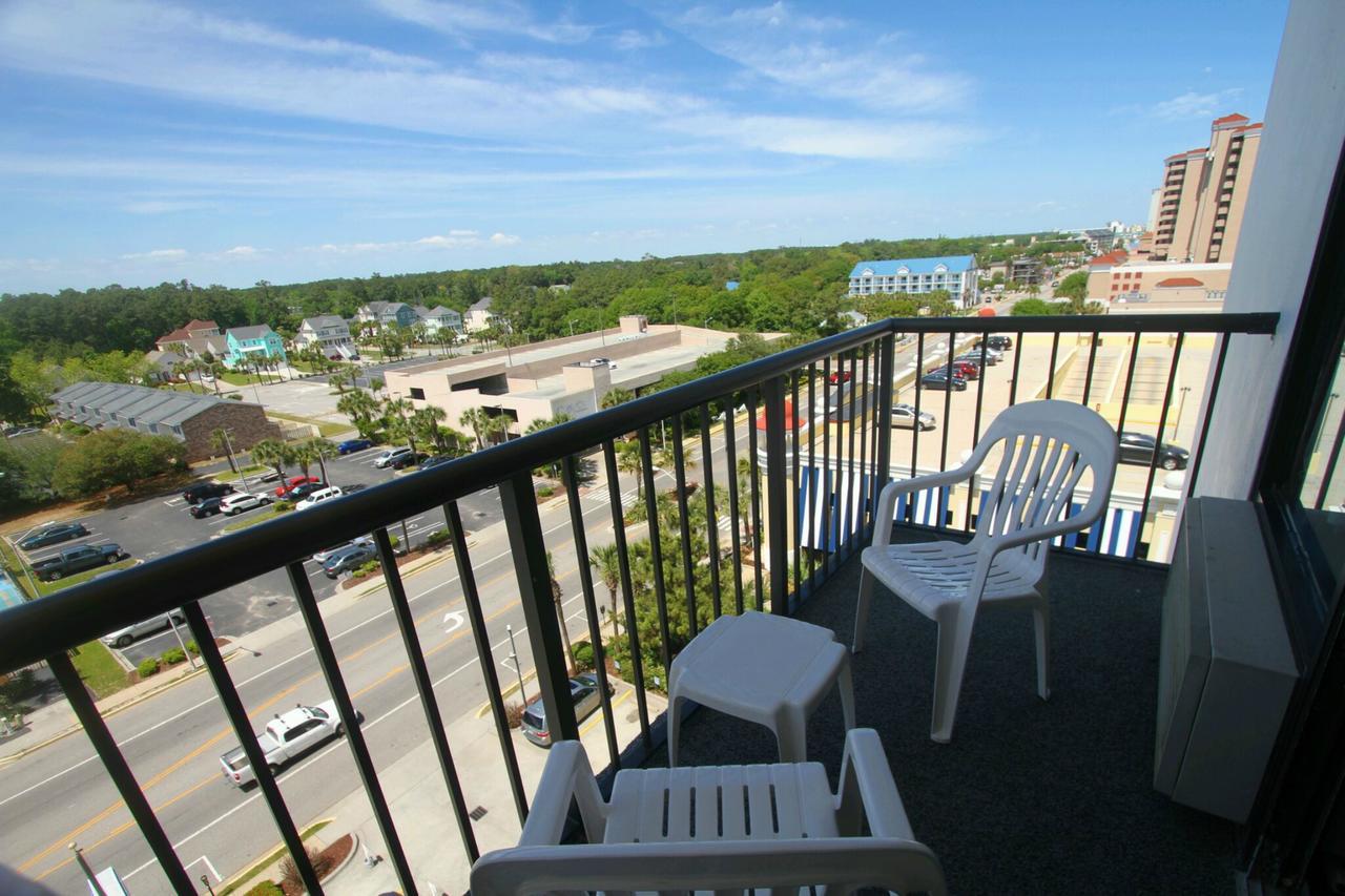 Studio Efficiency Blvd View 1 Queen 1 Sleeper Sofa T7