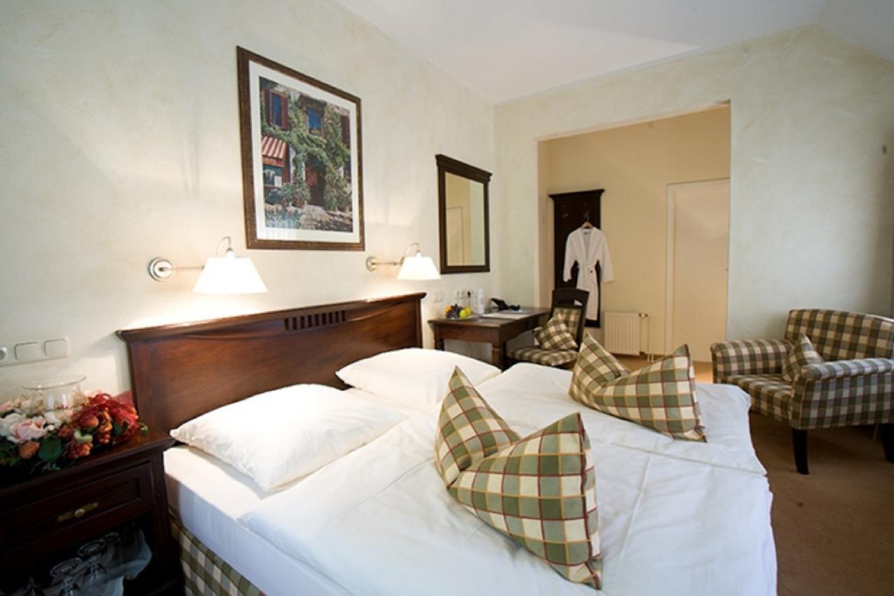 Deluxe Double Room Shower