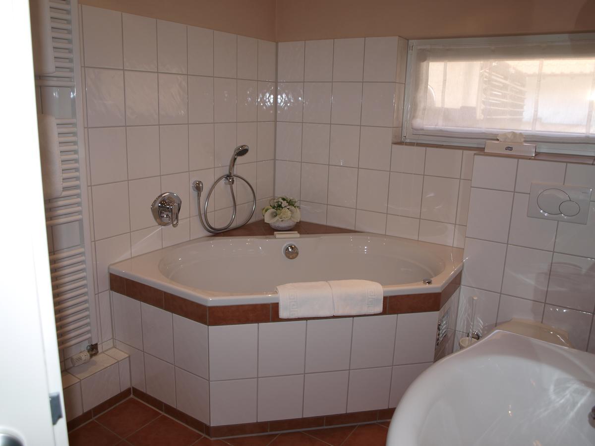 Deluxe Double Room Shower