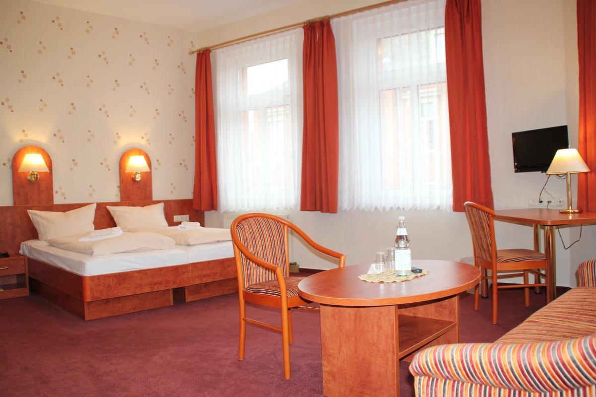 Vierbettzimmer mit Dusche