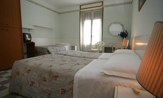 Quarto Triplo Básico com Casa de Banho Partilhada