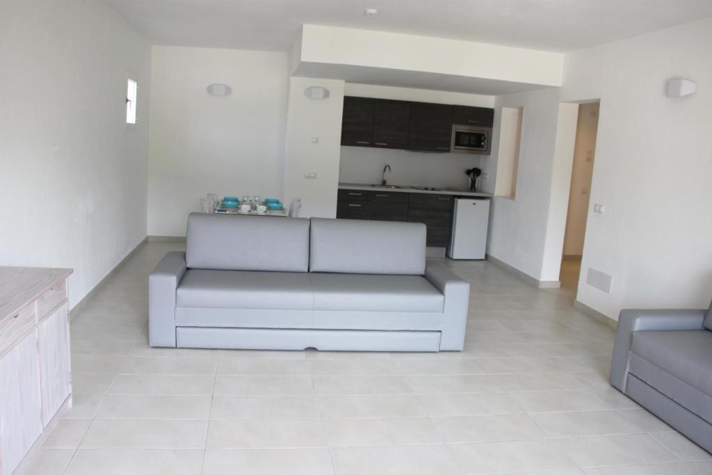 Superior One-Bedroom Apartment with Mountain View,65009350:JPEG
