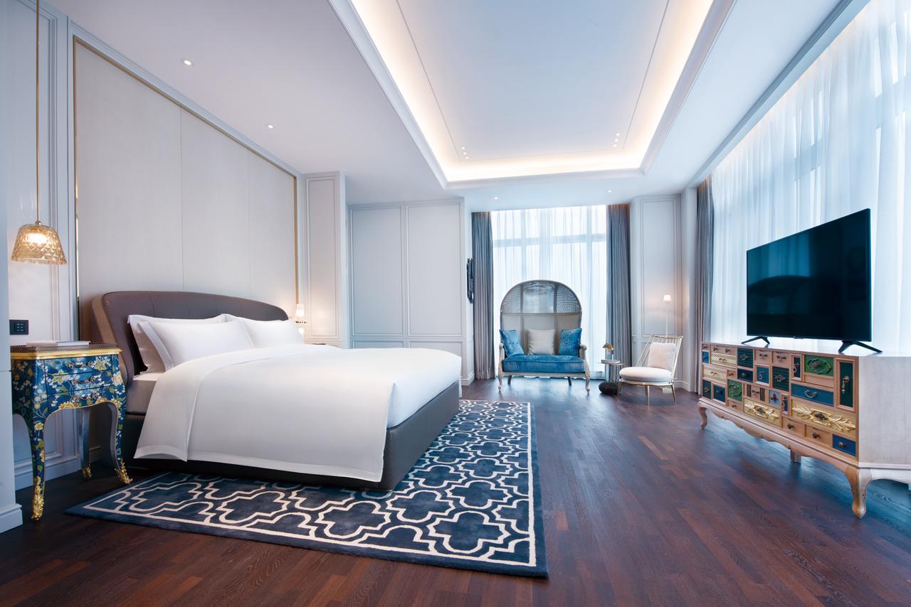 Luxury Room Club Millesime Post Modern Style King bed