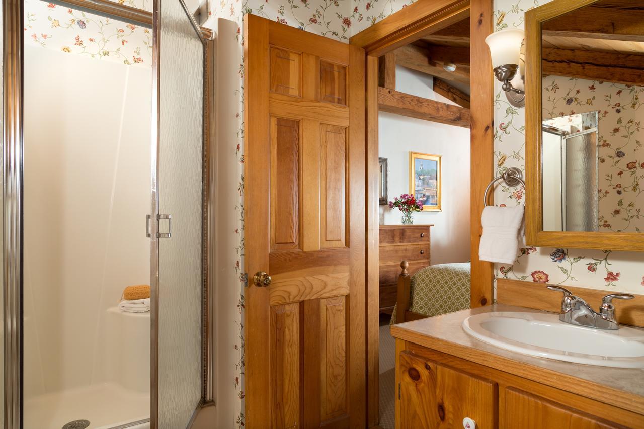 Deluxe Queen Suite