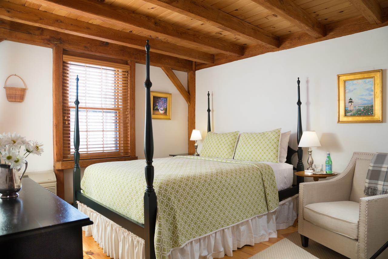 Deluxe Queen Room Main House