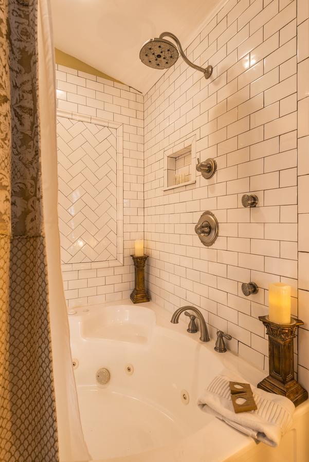 King Room Spa Bath Gold Room Private Cottage