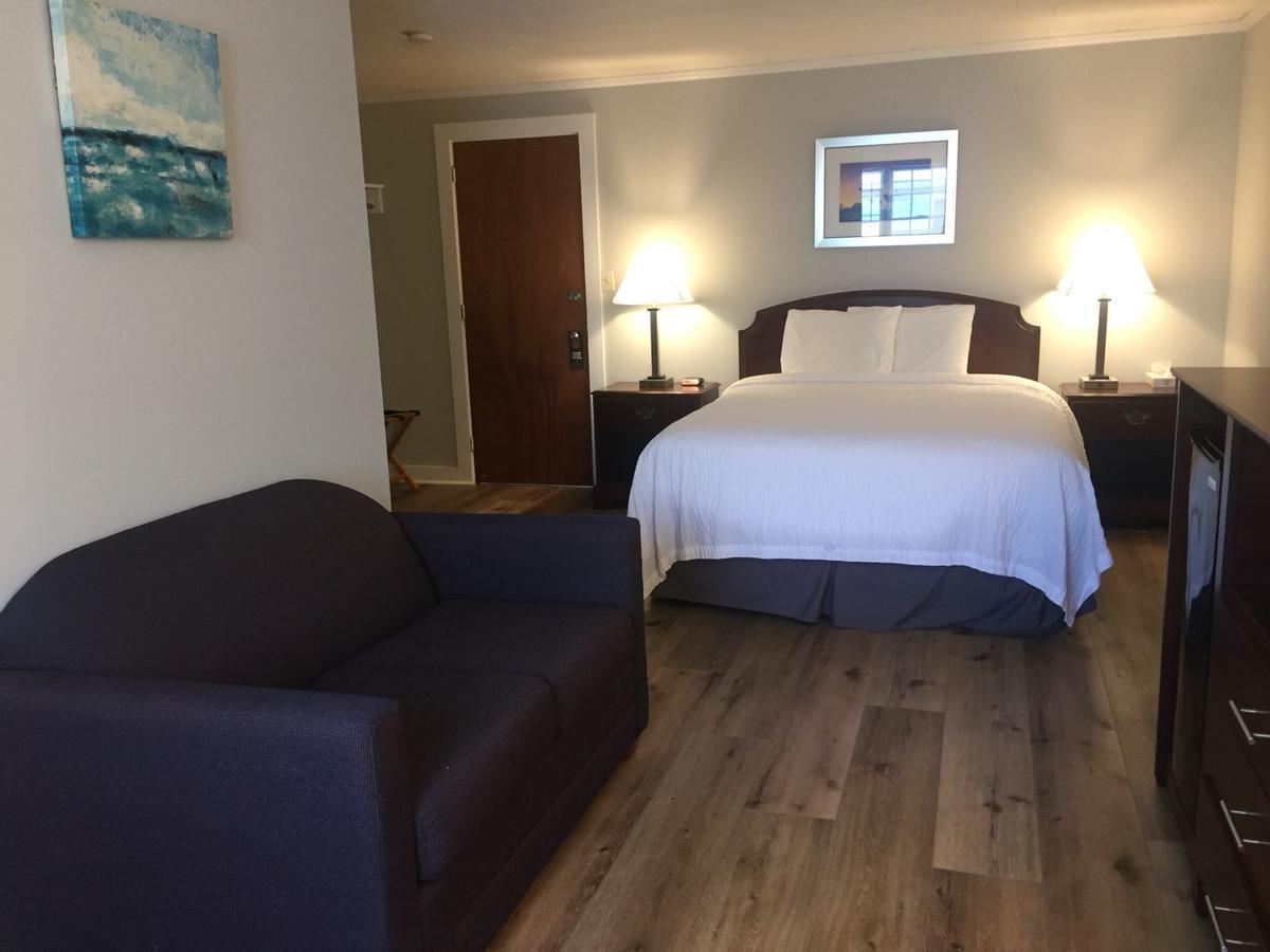 Deluxe Queen Room with Whirlpool Bath