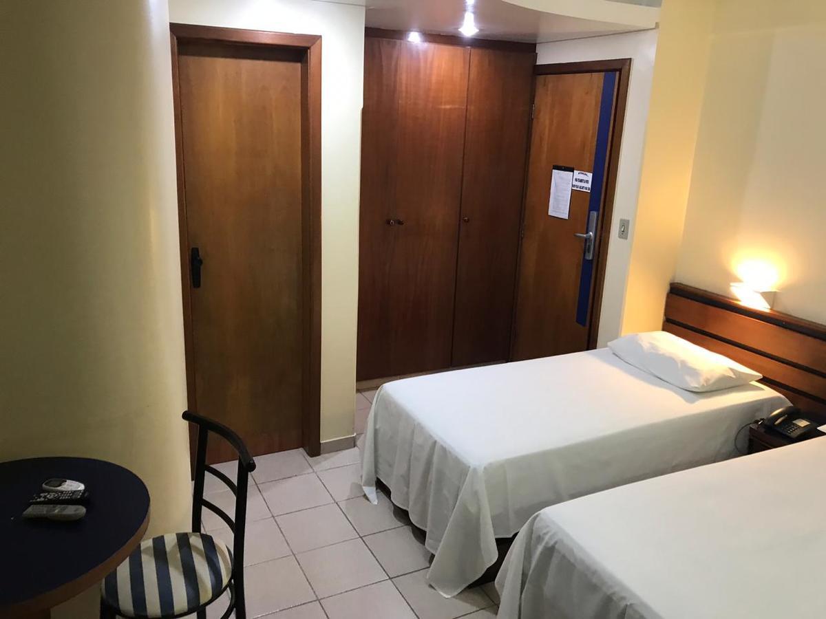 Quarto com 2 Camas de Solteiro