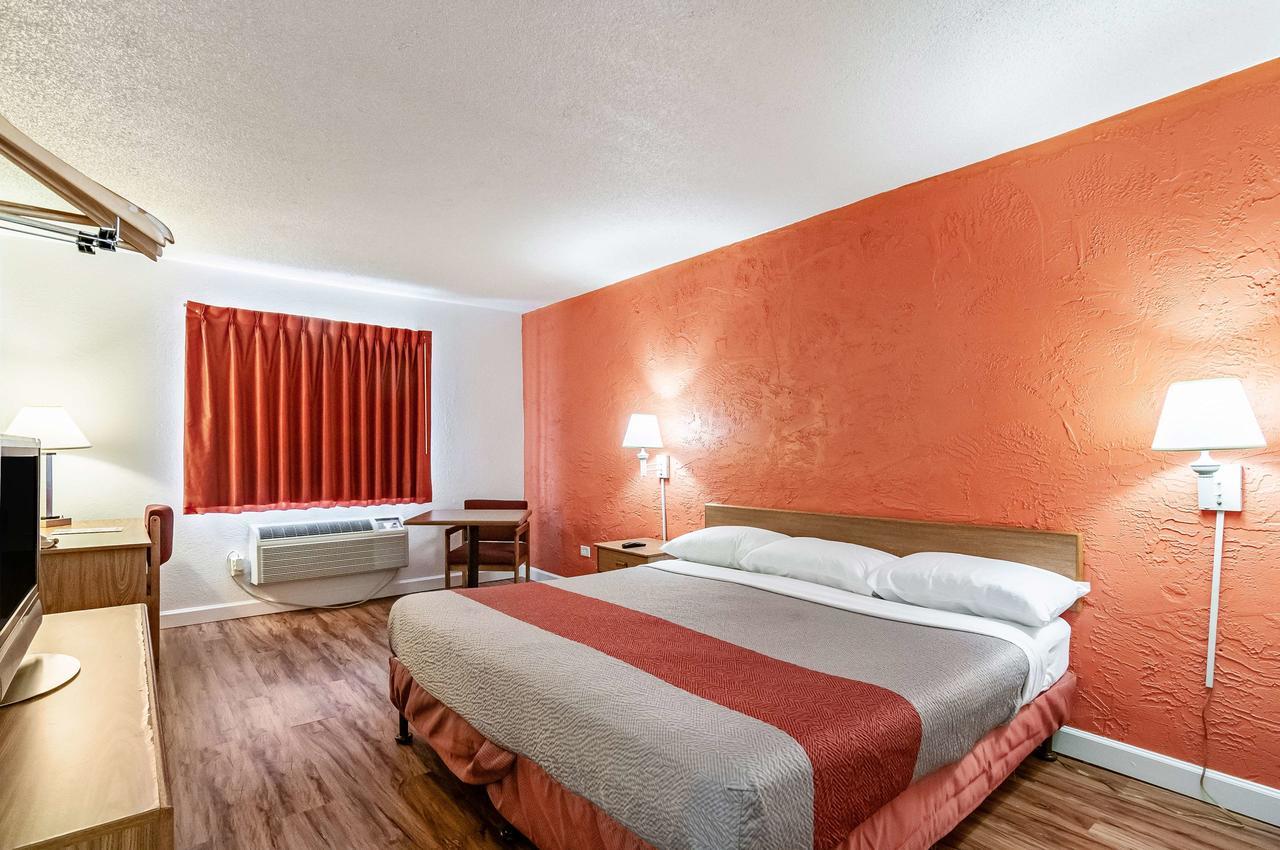 King Room - Non-Smoking