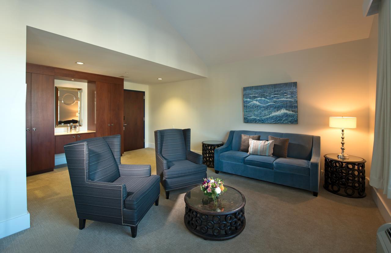 Portside King Seating Area
