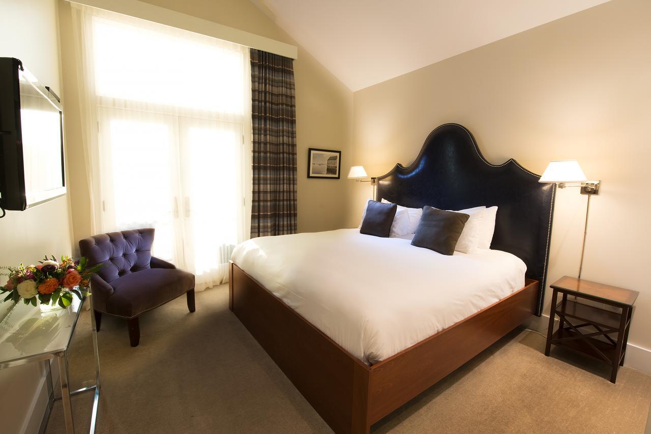 Harbor View King Room Balcony