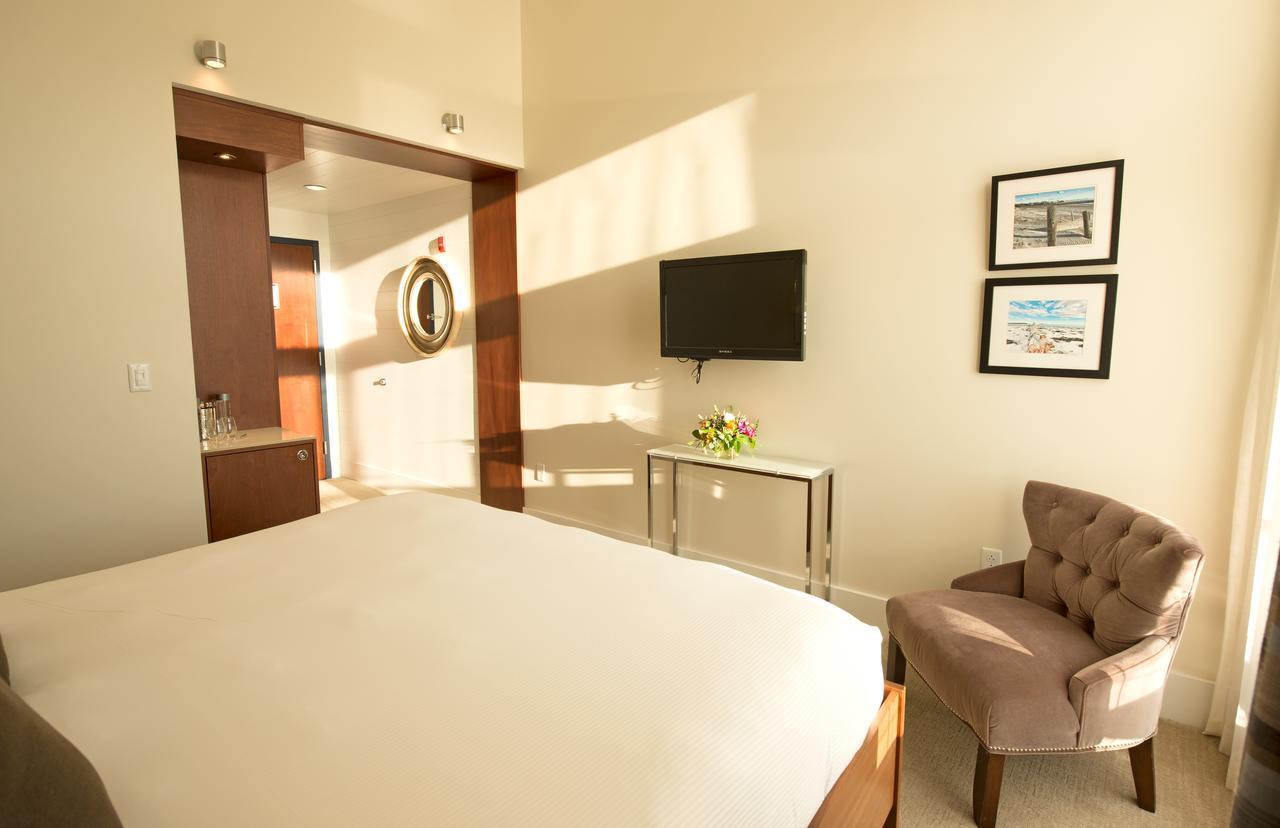 Harbor View King Room Balcony