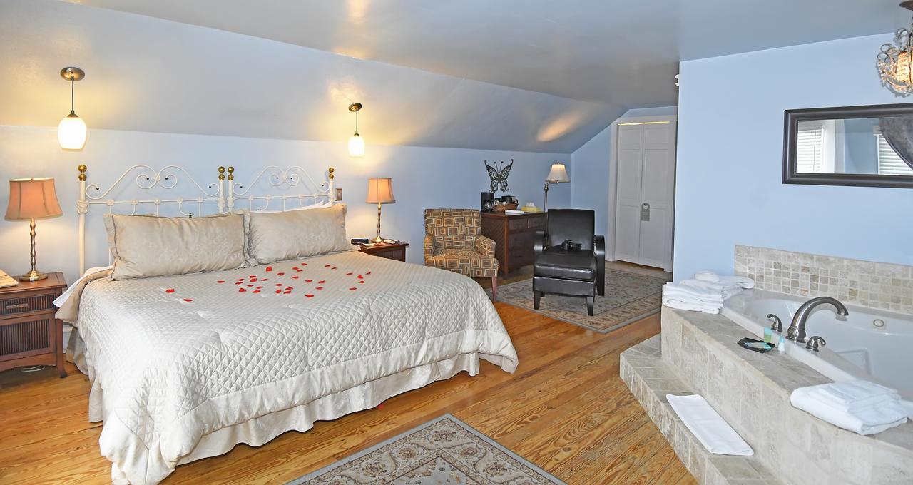 Honeymoon Suite
