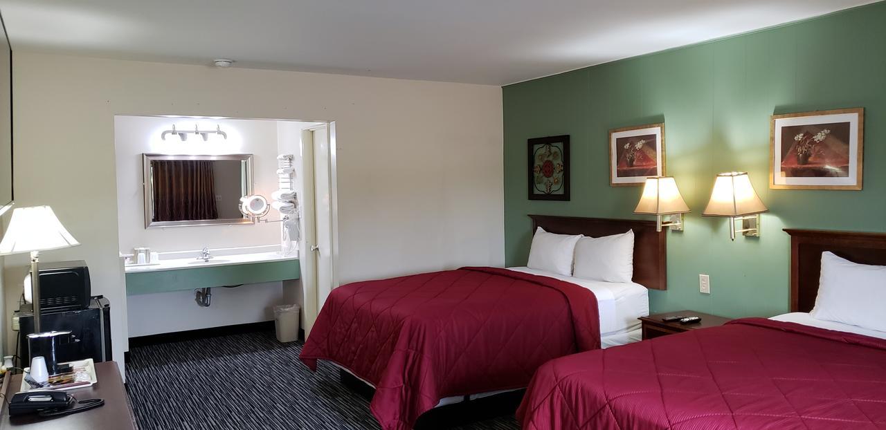 Queen Room with Two Queen Beds - Non-Smoking,659672136:JPEG