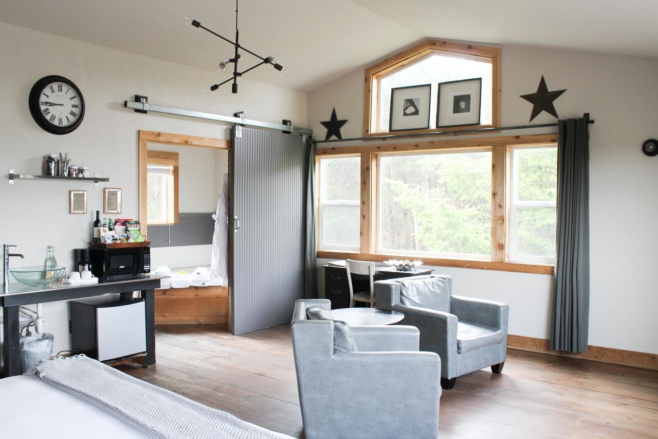 Deluxe King Suite Pet Friendly