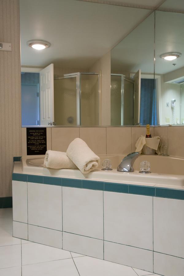Deluxe Queen Suite