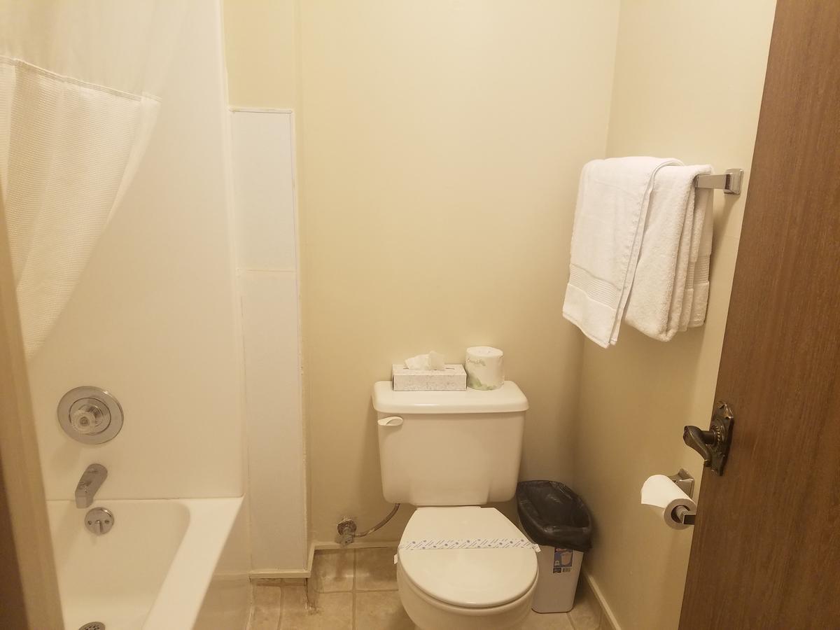 Deluxe Queen Suite