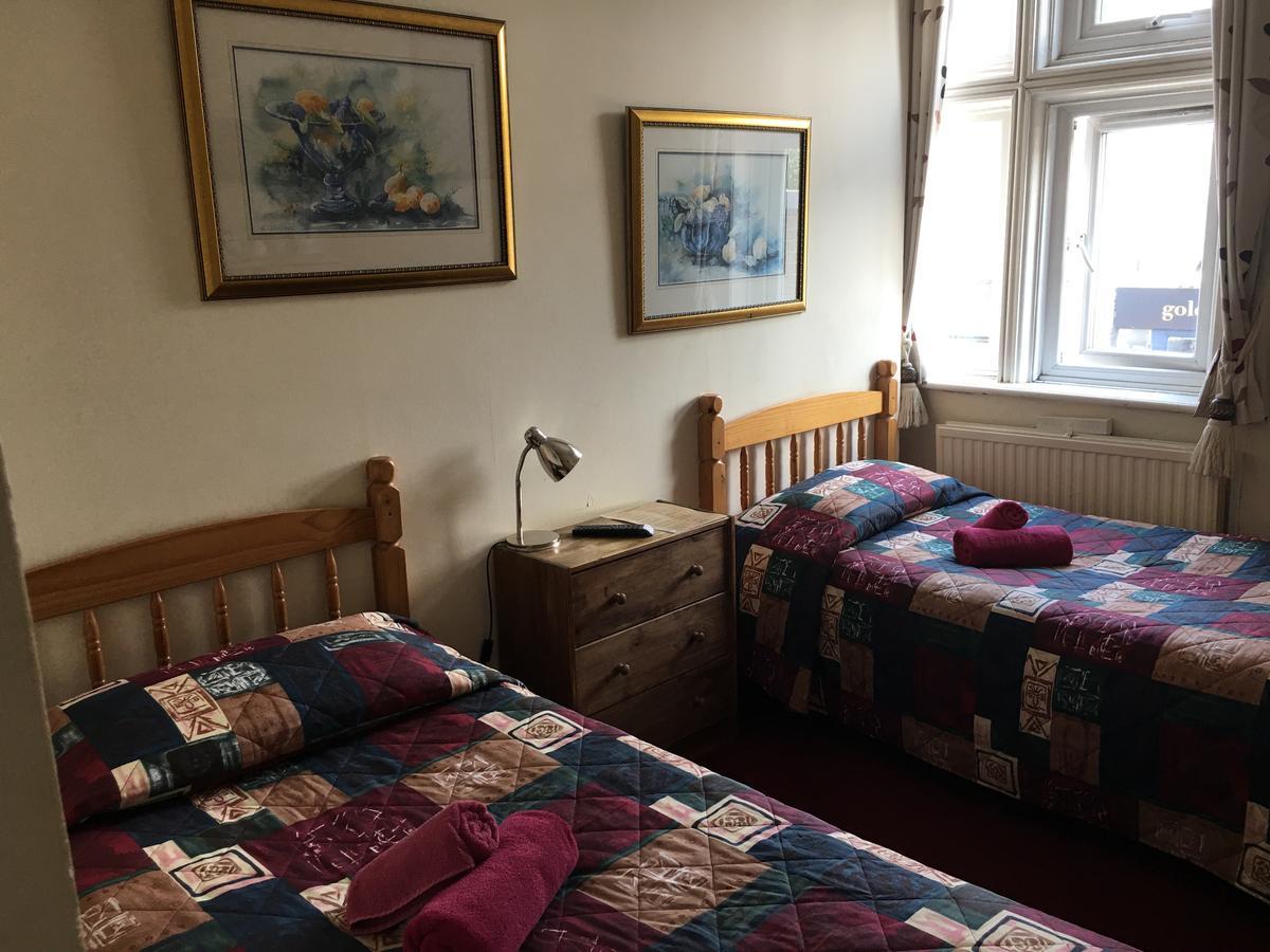 Tweepersoonskamer met 2 Aparte Bedden en Eigen Badkamer