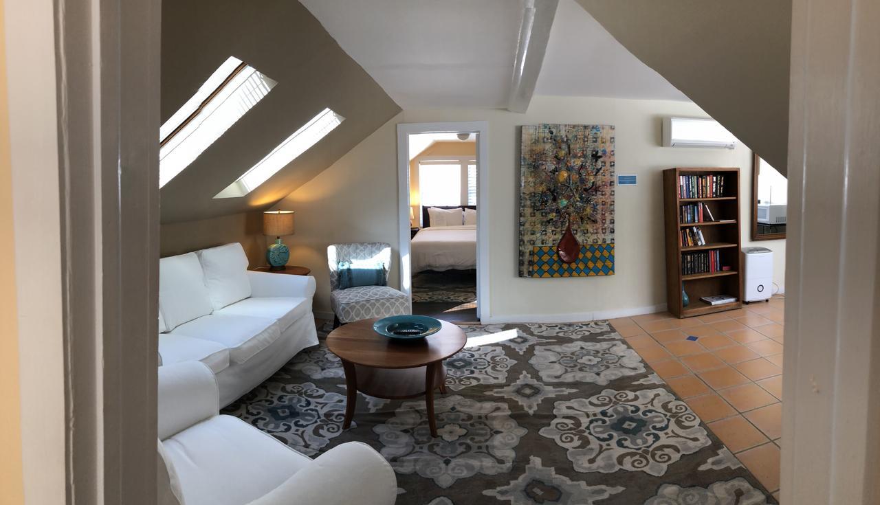 Deluxe Queen Suite