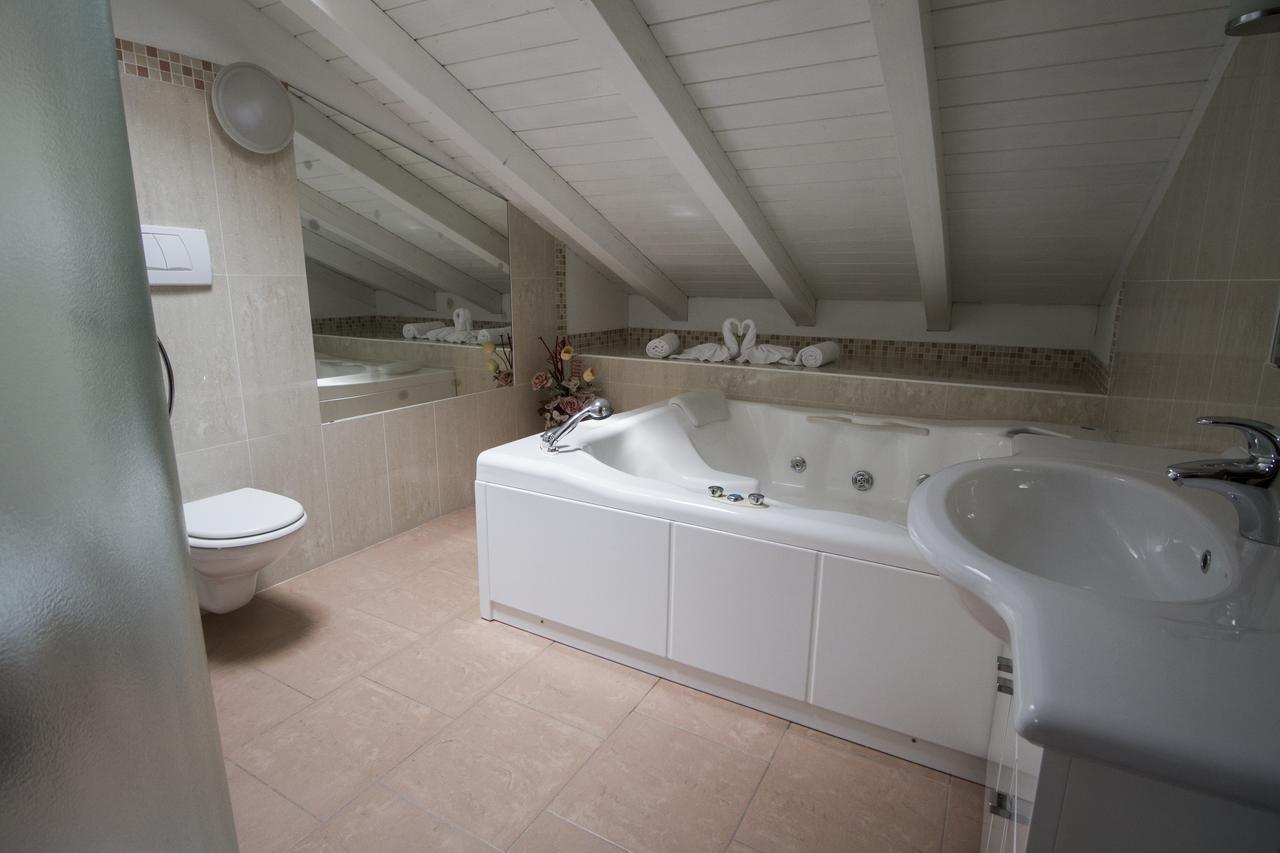 Deluxe Suite with Spa Bath,1675845894:JPEG